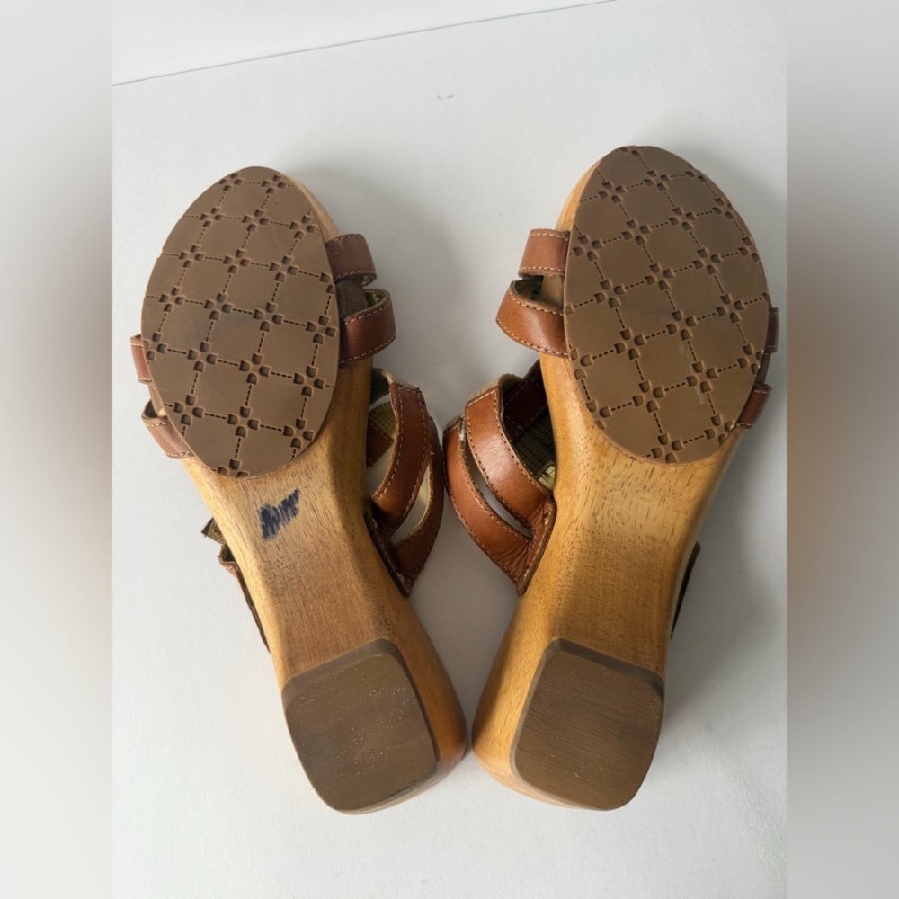 Naturalizer Tan and Brown‎ Strappy Sandals - Picture 4 of 10